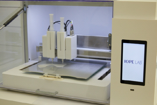 유통업계에 '맞춤형 서비스'가 확산하고 있다. 사진은 서울 명동에 위치한 아이오페 랩에서 서비스 중인 3D 마스크 머신. <아모레퍼시픽 제공>